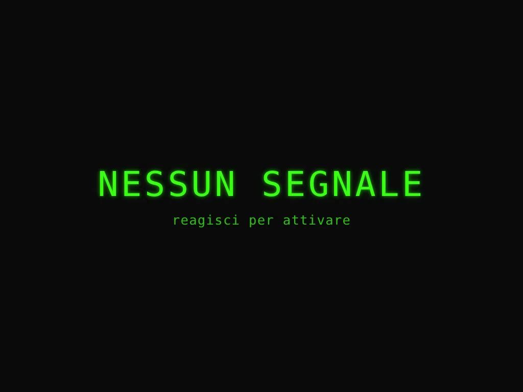 A black screen with green terminal letters: NESSUN SEGNALE, and below, reagisci per attivare.